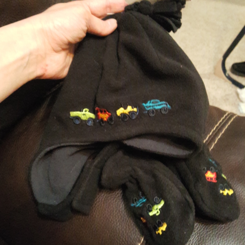 NEW! Kids Fleece Hat & Gloves trucks N'ICE CAPS